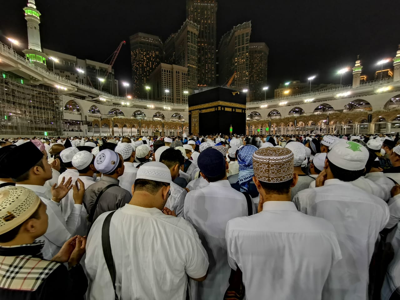 [FOTO] Di Depan Ka'bah, Ratusan WNI Doakan Kemenangan untuk Prabowo-Sandi